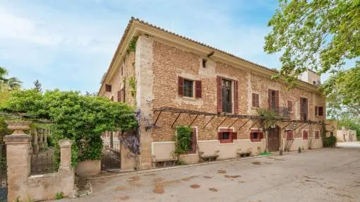 Stately property with swimming pool and stables in Palma